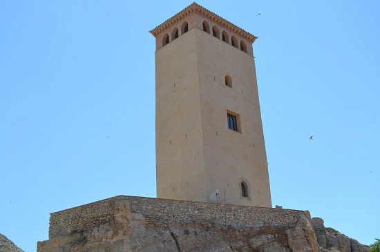 Al espacio desde la torre albarrana de Maluenda Al espacio desde la torre albarrana de Maluenda